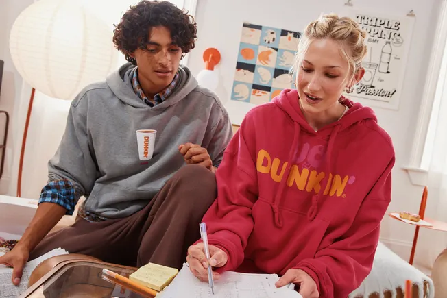 Comment Urban Outfitters séduit la Génération Z grâce à des collaborations de marque