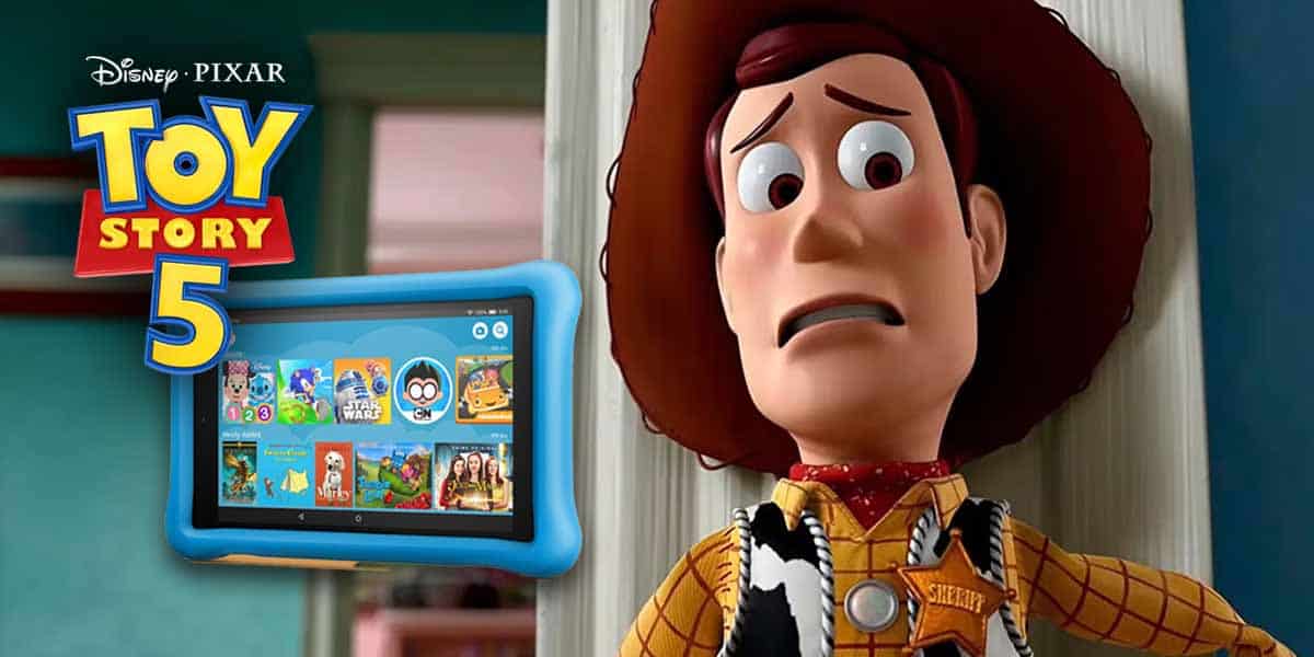 Woody de Toy Story, inquiet près d'une tablette affichant des applications pour enfants.
