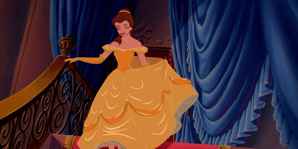 Personnage animé en robe de bal jaune descendant un grand escalier.
