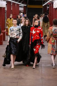 mannequin sur le podium lors du défilé Métiers d'art de Chanel en décembre 2025 à New York.