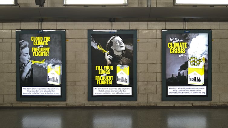 Affiches fossil ads au mur de la station de métro