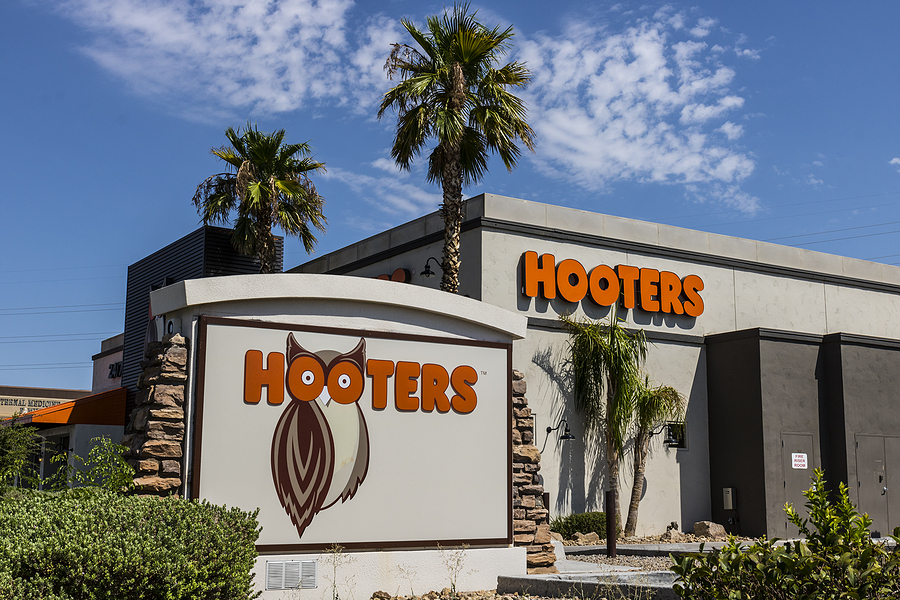 Duolingo envahit les magasins Hooters avec une campagne publicitaire percutante !