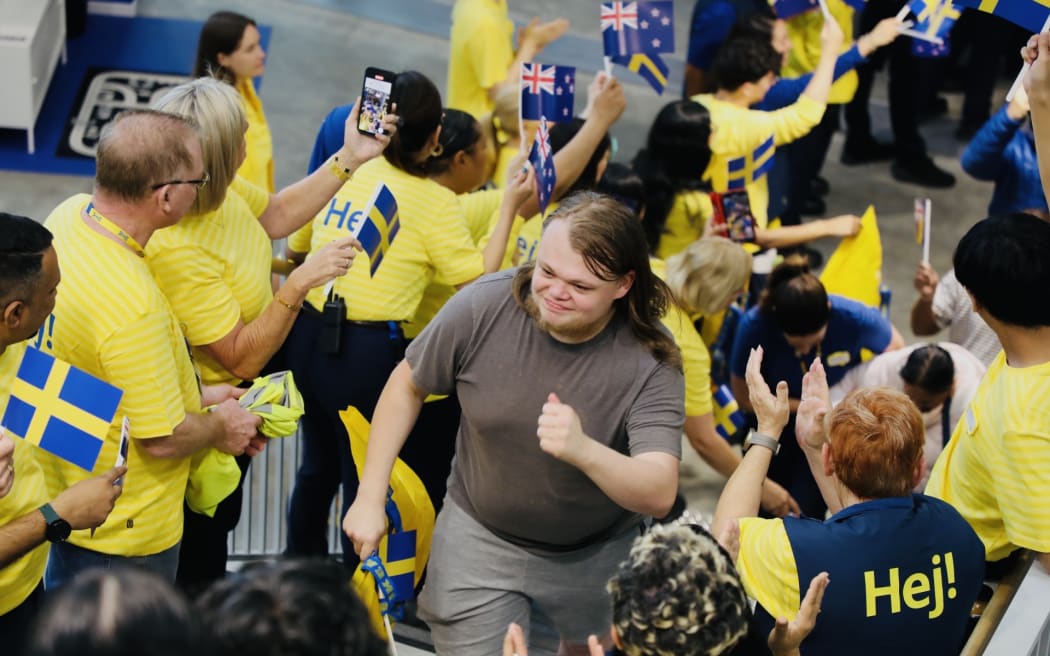 Les premiers clients entrent dans le nouveau magasin IKEA d'Auckland