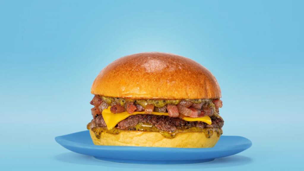 On jette des burgers sur le bus du Barça !