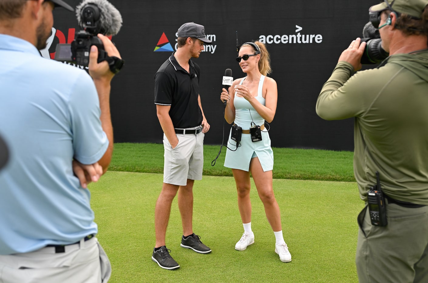 Paige Spiranac interviewe Garrett Clark lors du Tour Championship Creator Classic 2025
