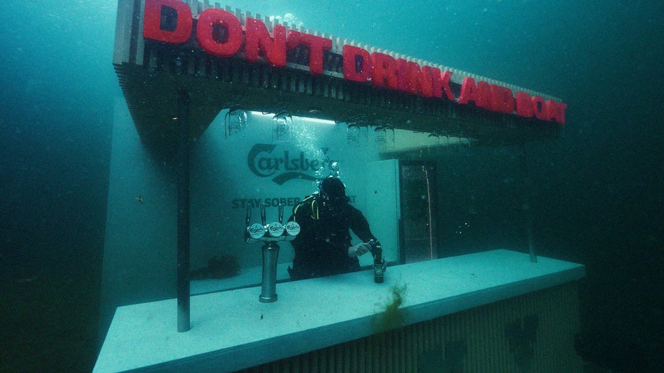 Slogan « Don't drink and drive » affiché dans une bar sous-marine.