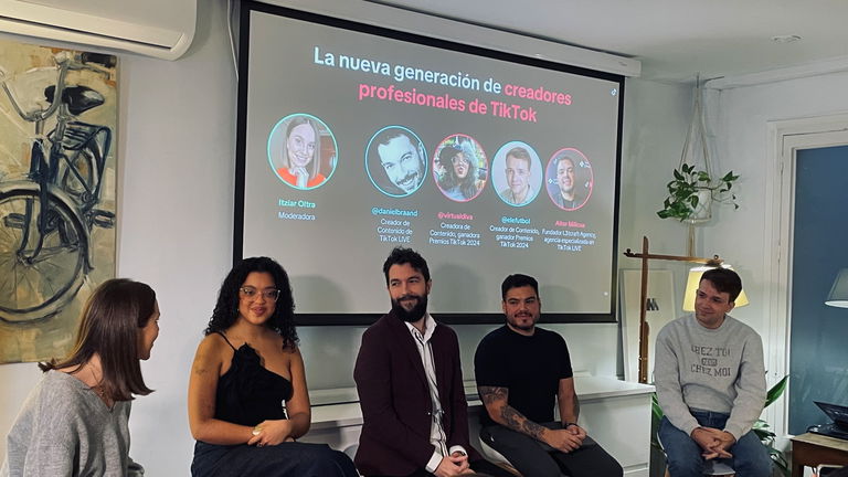 Mafer, Daniel Brand, Aitor Milicua et Iker Ruiz au TikTok LIVE