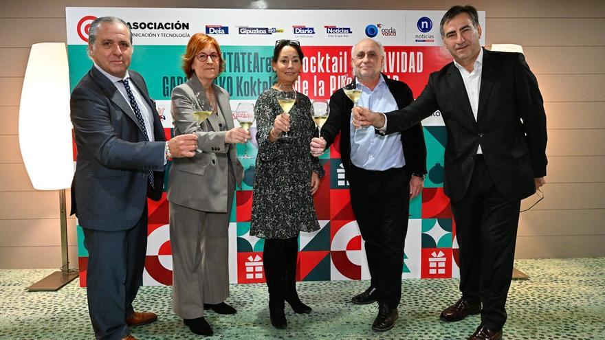 Un toast à la publicité et à l'amitié !