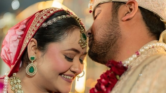Astuti Anand et Mayank Mishra lors de leur mariage.