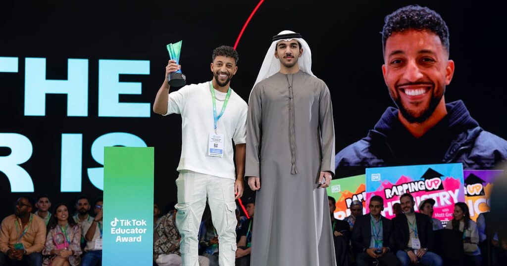 Abdullah Annan Remporte le Prix de l'Éducateur au Sommet des 1 Milliard de Fans à Dubaï !