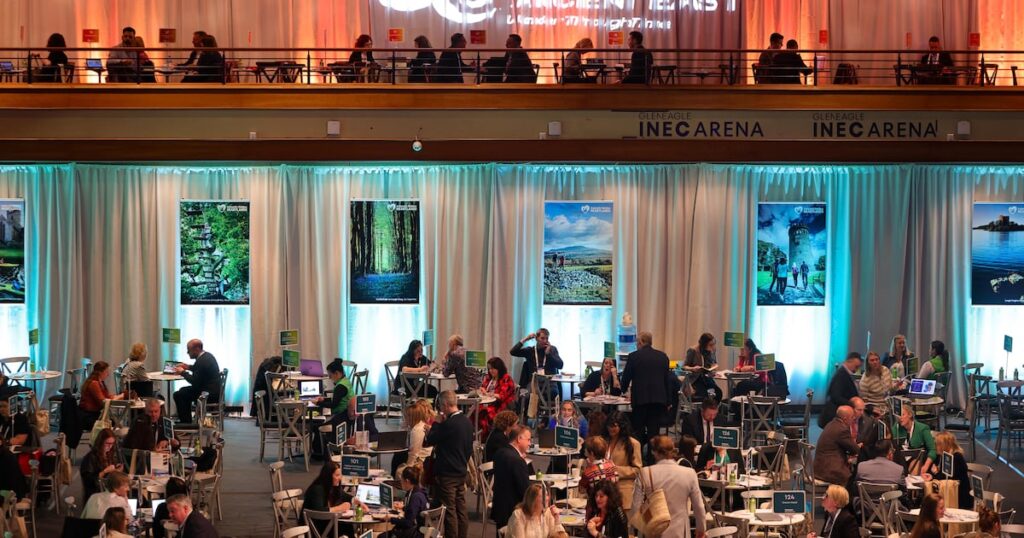 Fáilte Ireland a dépensé 60 000 € en alcool pour les visiteurs lors de deux événements de marketing touristique" pourrait devenir :
"60 000 € d'alcools pour enchantez les visiteurs : une dépense étonnante en marketing touristique !