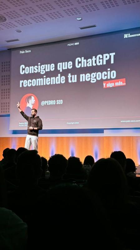 Pedro Serrano, fondateur de Palo Seco, lors d'une séance de travail centrée sur la stratégie digitale.