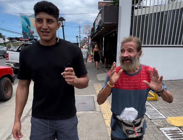 Jonathan Castro MX, créateur de contenu mexicain qui aide les vendeurs de rue au Costa Rica.