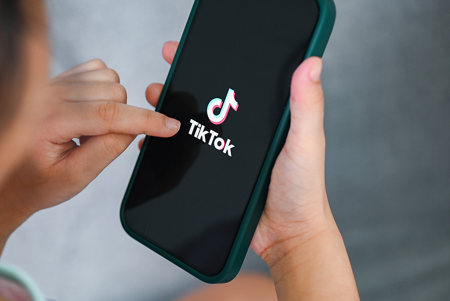 Enfant tenant un smartphone