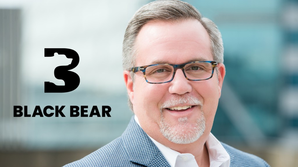 Un ours noir recrute Frank Patterson comme Responsable des Ventes et de la Distribution !
