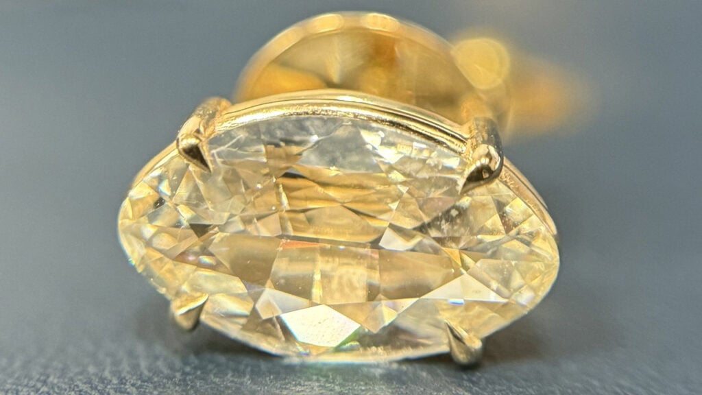 Boucle d'oreille en forme de marquise ornée d'un diamant naturel De Beers