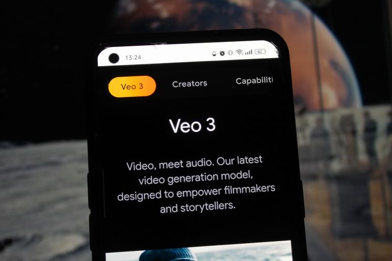 Écran de smartphone affichant la page de présentation de Gemini avec le produit Veo 3 en arrière-plan.
