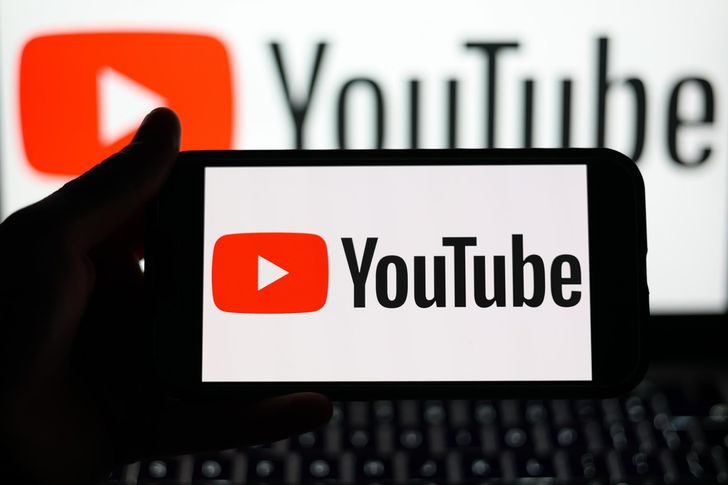 Logo YouTube affiché sur un téléphone mobile et sur un ordinateur portable, le 23 janvier.